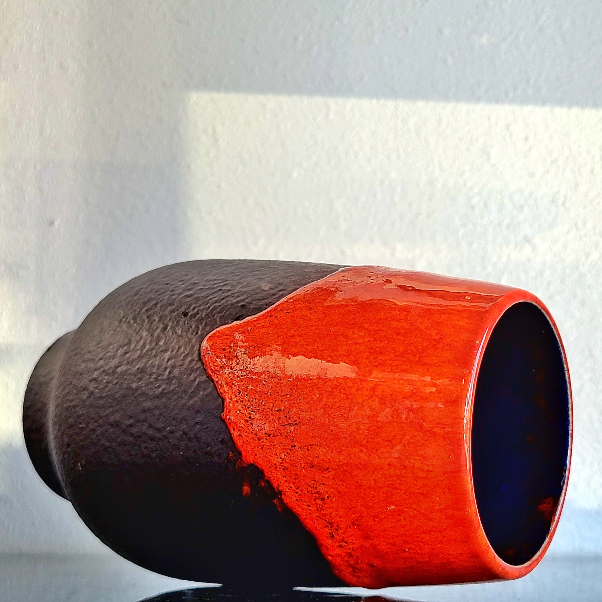 ORANGE AND BLACK RUSCHA KERAMIK VASE Nr. 833