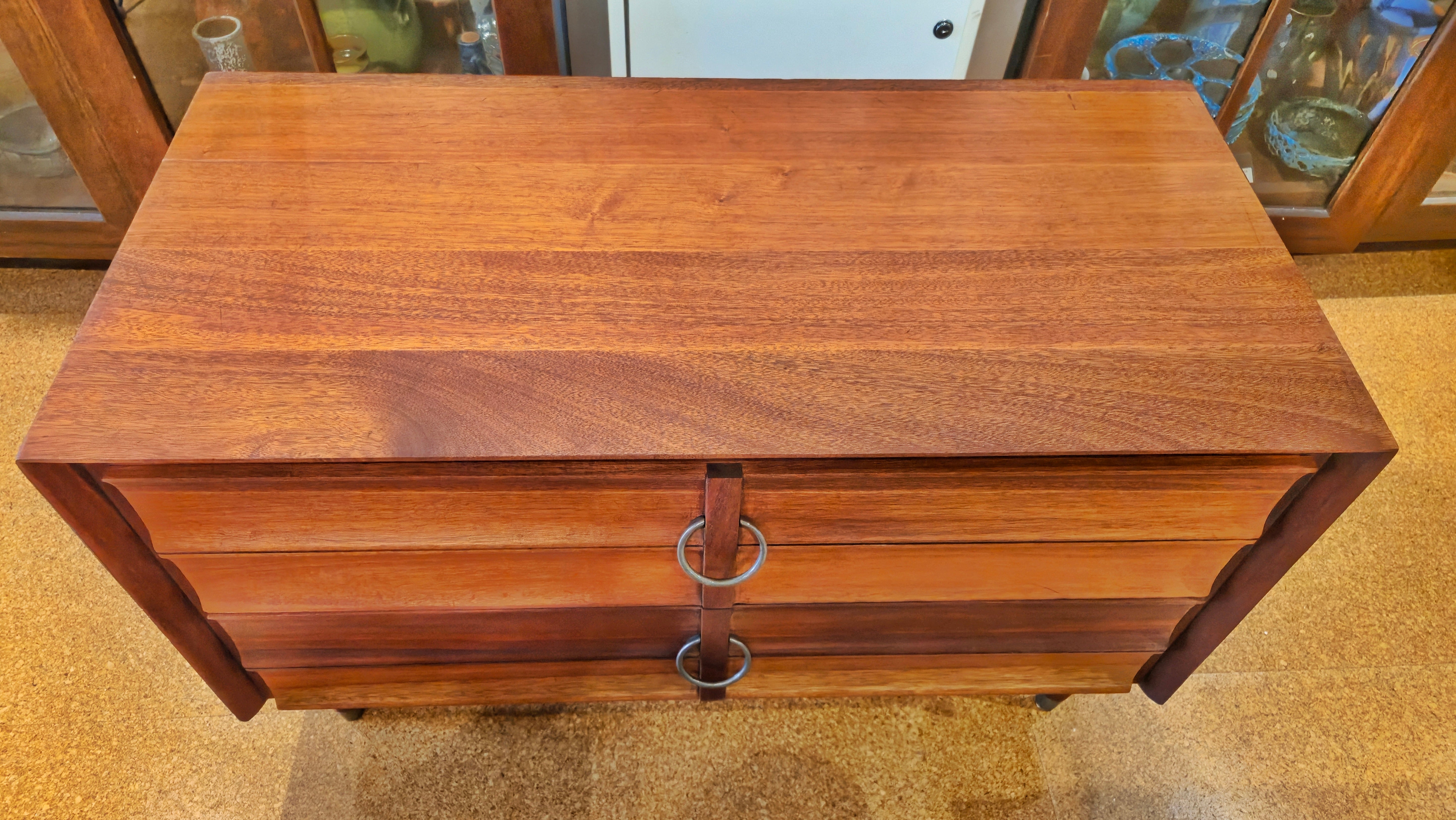 DIMINUTIVE MAHOGANY WINDOW CABINET BY HUNGERFORD FURNITURE, CO.