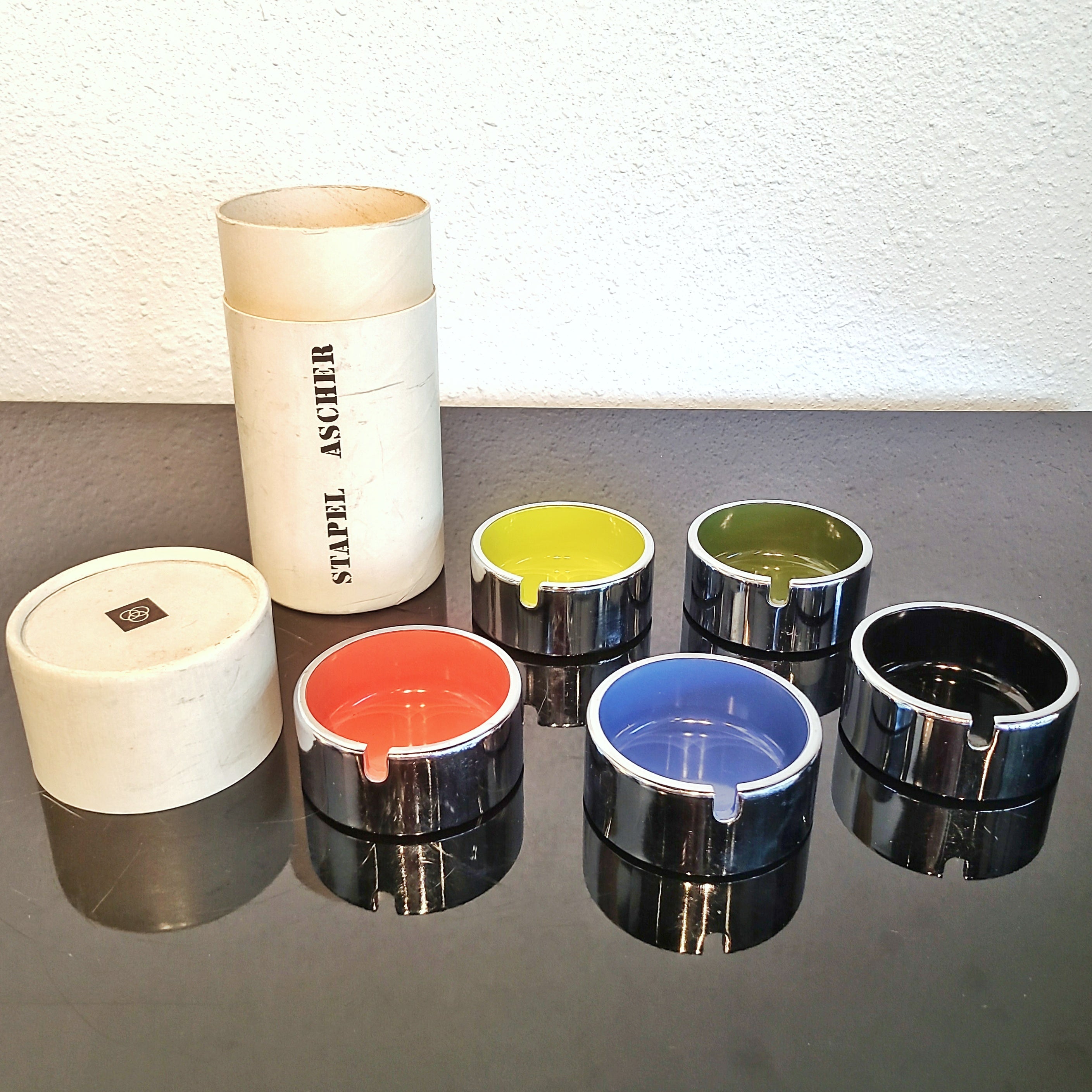 BOXED SET OF STACKING ASHTRAYS BY ISAMU KENMOCHI (FIVE)