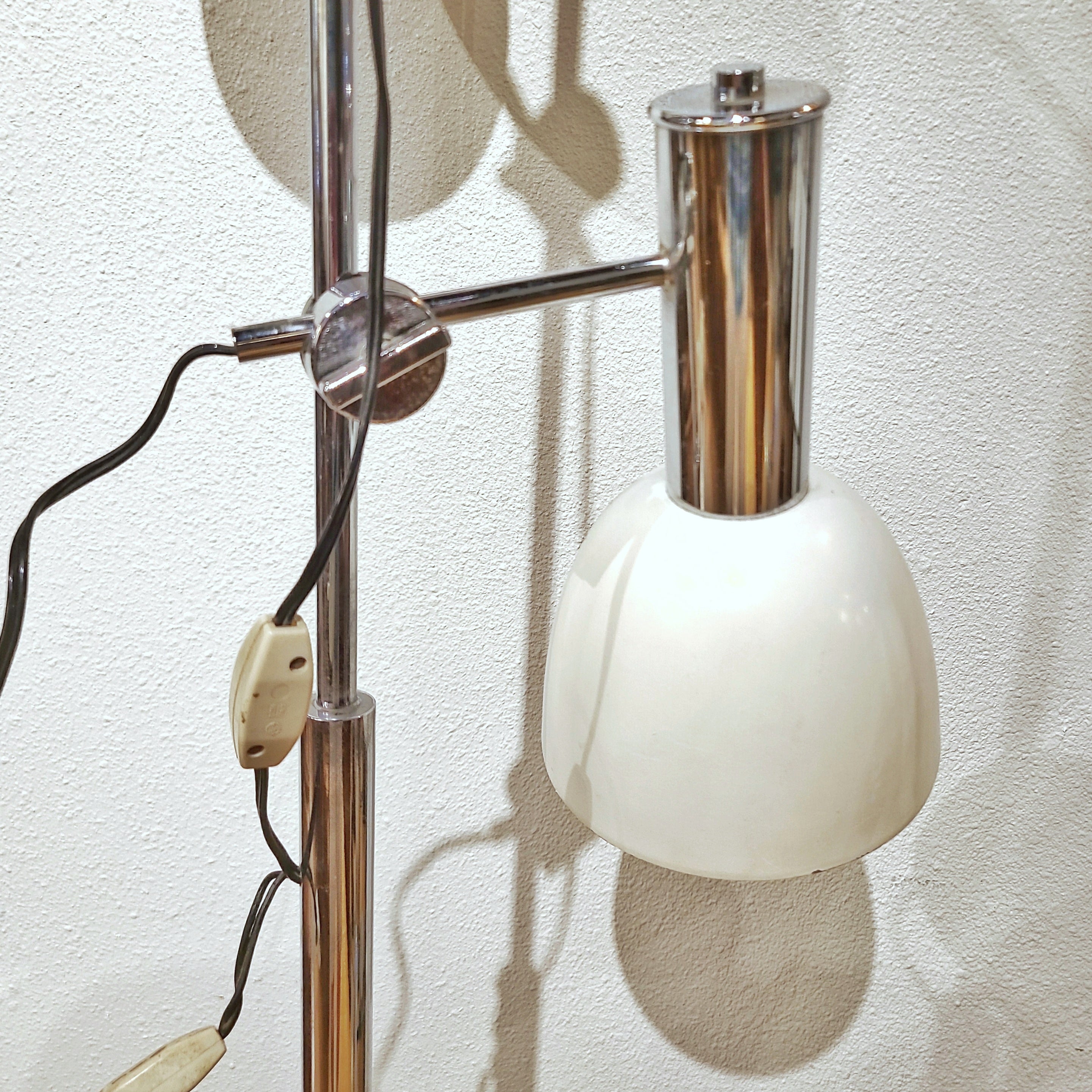 ’70s ITALIAN CHROME DOUBLE-HEADED FLOOR LAMP WITH MARBLE BASE