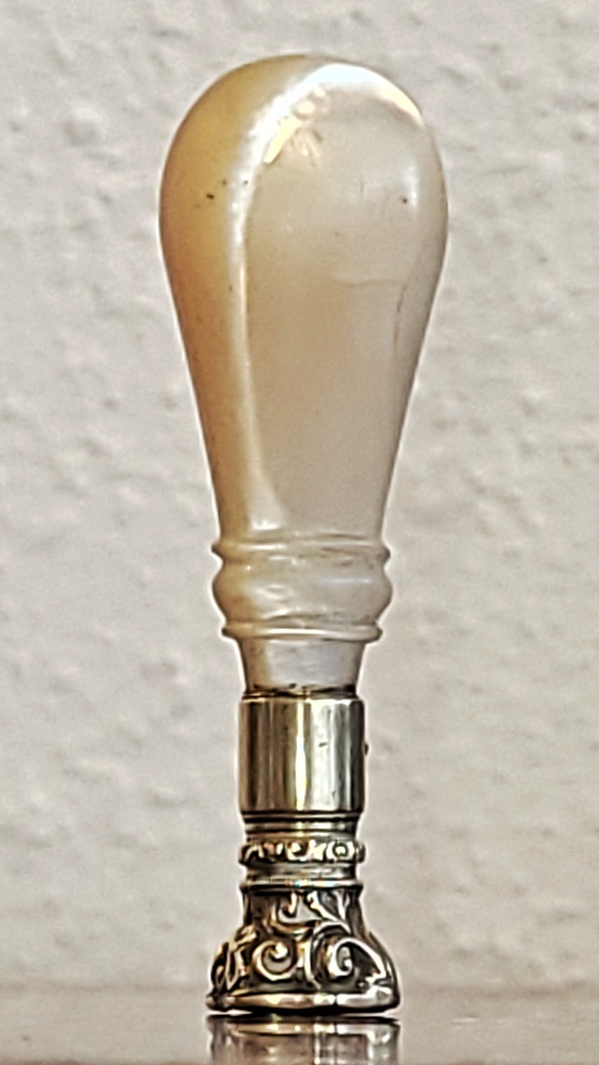 ANTIQUE VICTORIAN MOTHER-OF-PEARL PETSCHAFT (1900)