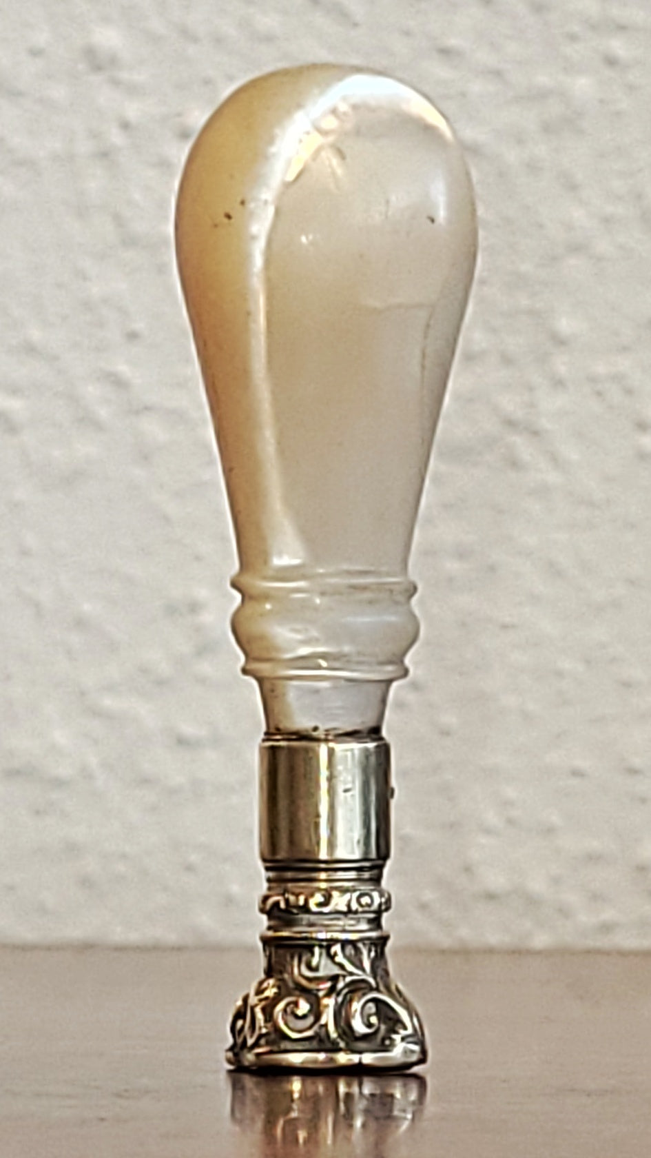 ANTIQUE VICTORIAN MOTHER-OF-PEARL PETSCHAFT (1900)