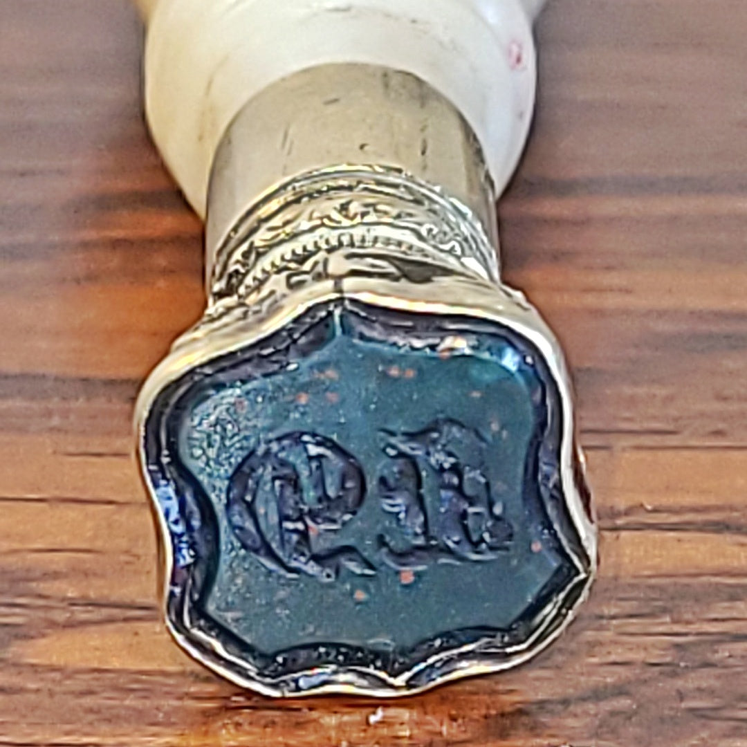ANTIQUE VICTORIAN MOTHER-OF-PEARL PETSCHAFT (1900)