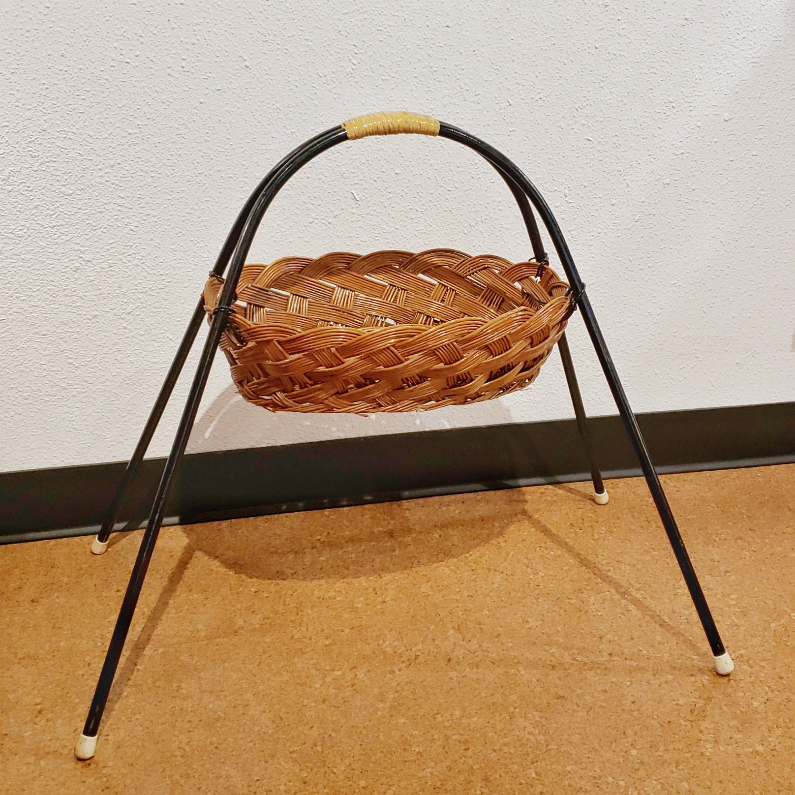 CATCH-ALL IN WICKER AND BENT STEEL