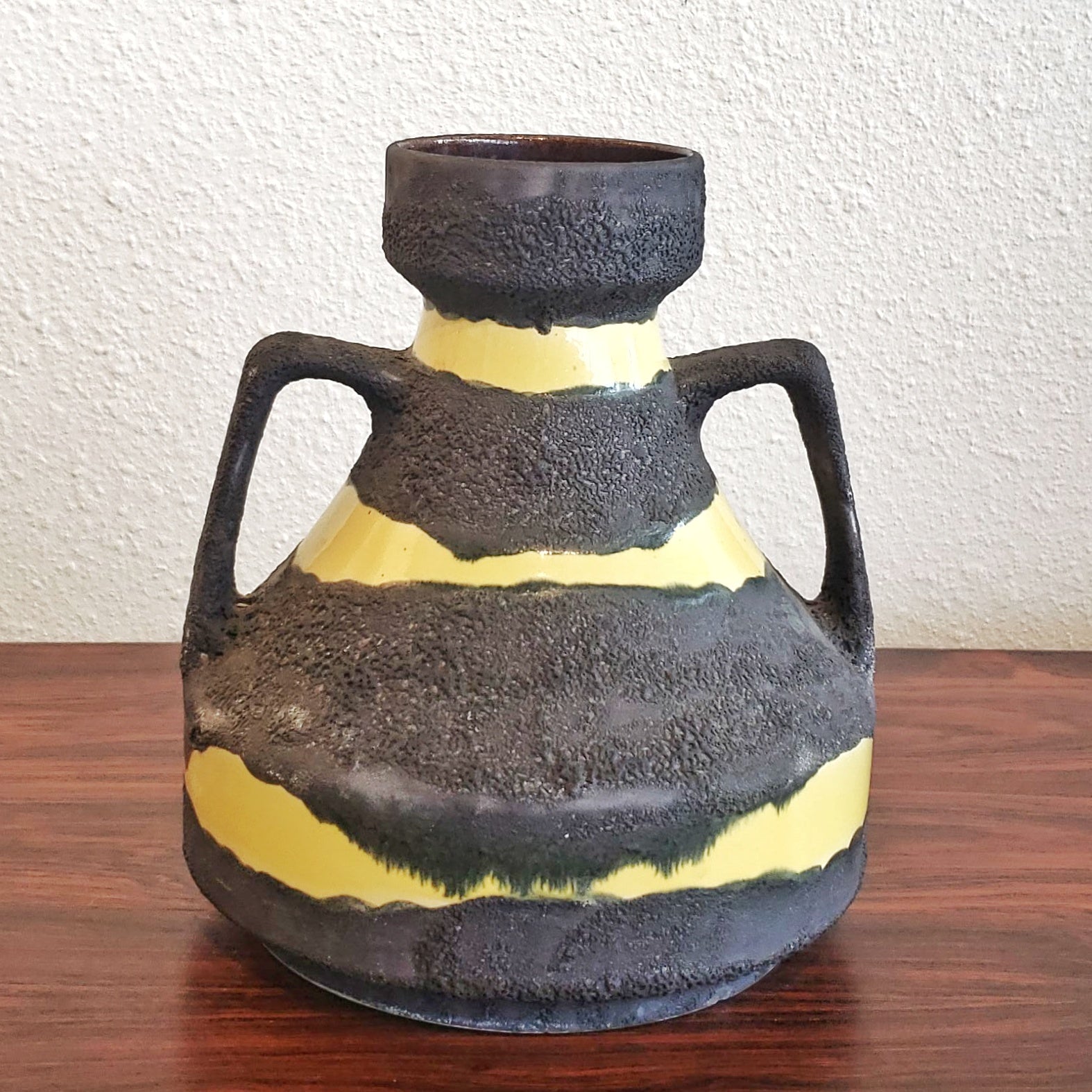RARE SCHLOSSBERG KERAMIK ‘BUMBLE BEE’ VASE Nr. 286/20
