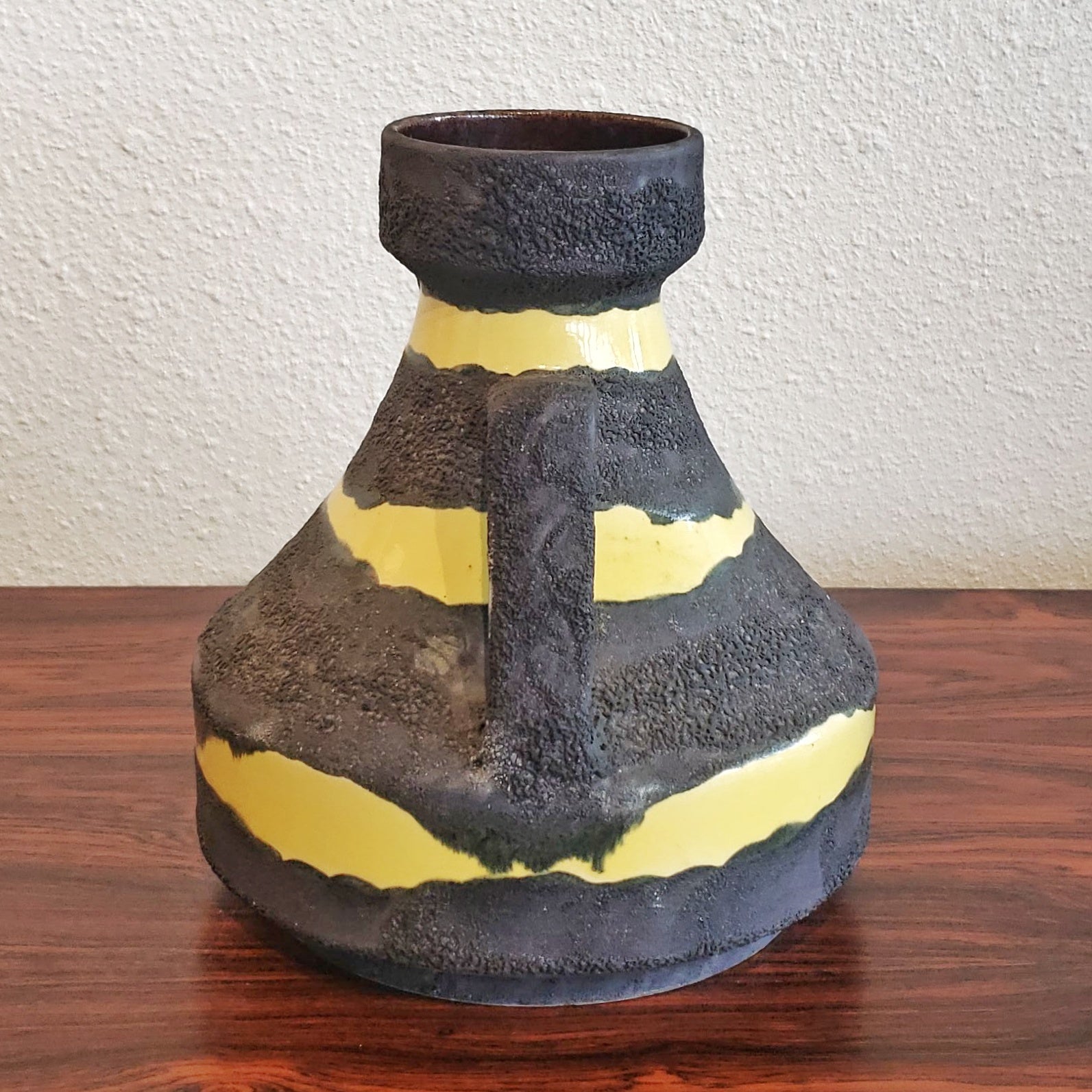 RARE SCHLOSSBERG KERAMIK ‘BUMBLE BEE’ VASE Nr. 286/20
