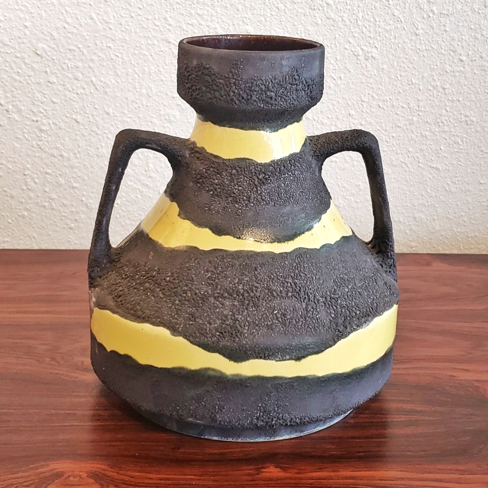 RARE SCHLOSSBERG KERAMIK ‘BUMBLE BEE’ VASE Nr. 286/20