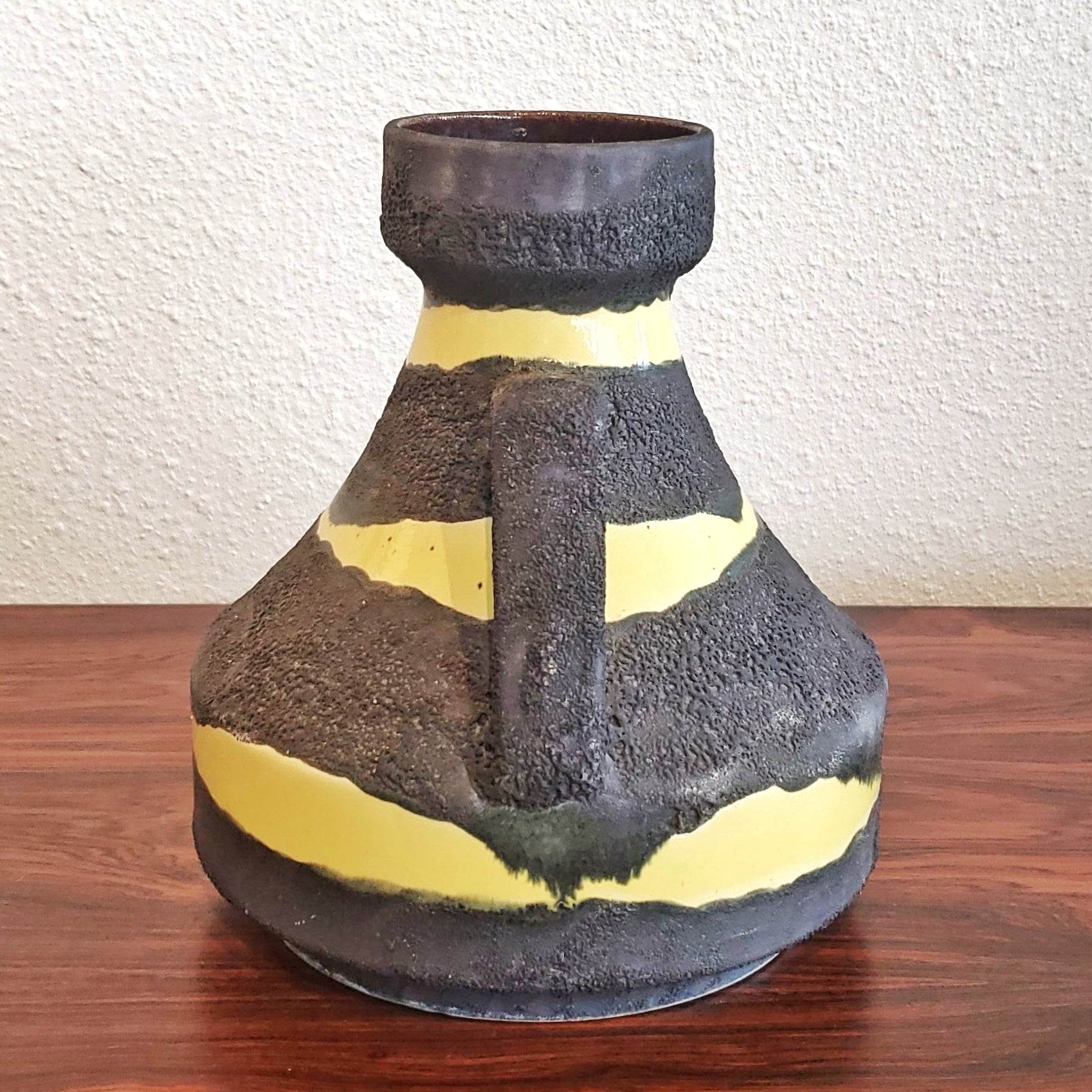 RARE SCHLOSSBERG KERAMIK ‘BUMBLE BEE’ VASE Nr. 286/20