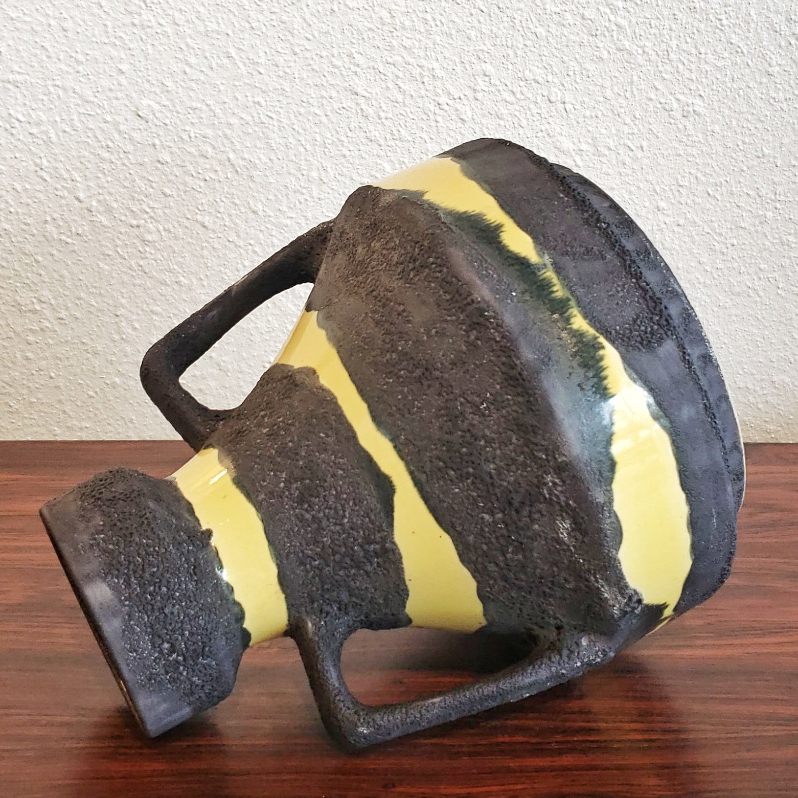 RARE SCHLOSSBERG KERAMIK ‘BUMBLE BEE’ VASE Nr. 286/20