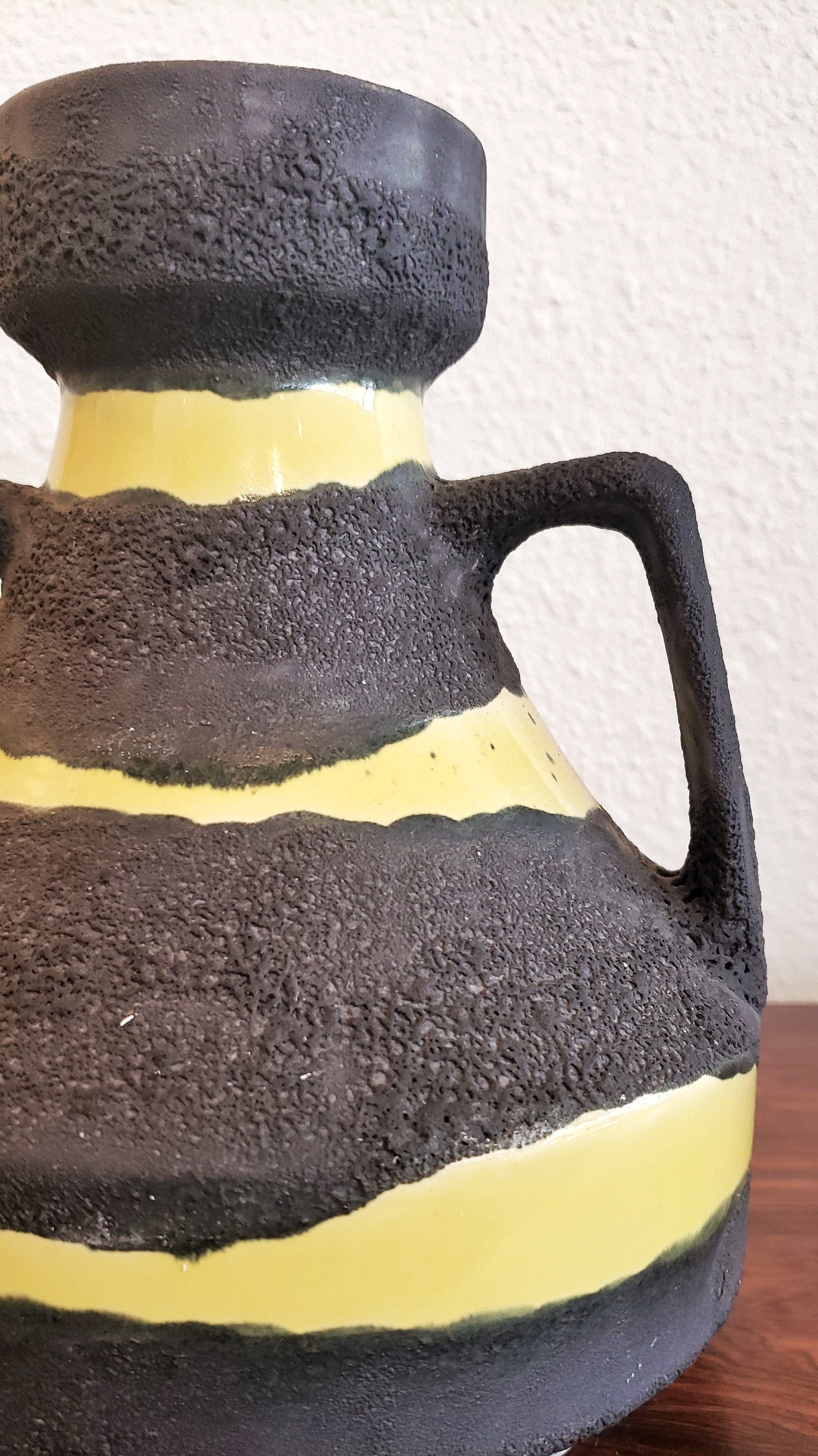 RARE SCHLOSSBERG KERAMIK ‘BUMBLE BEE’ VASE Nr. 286/20