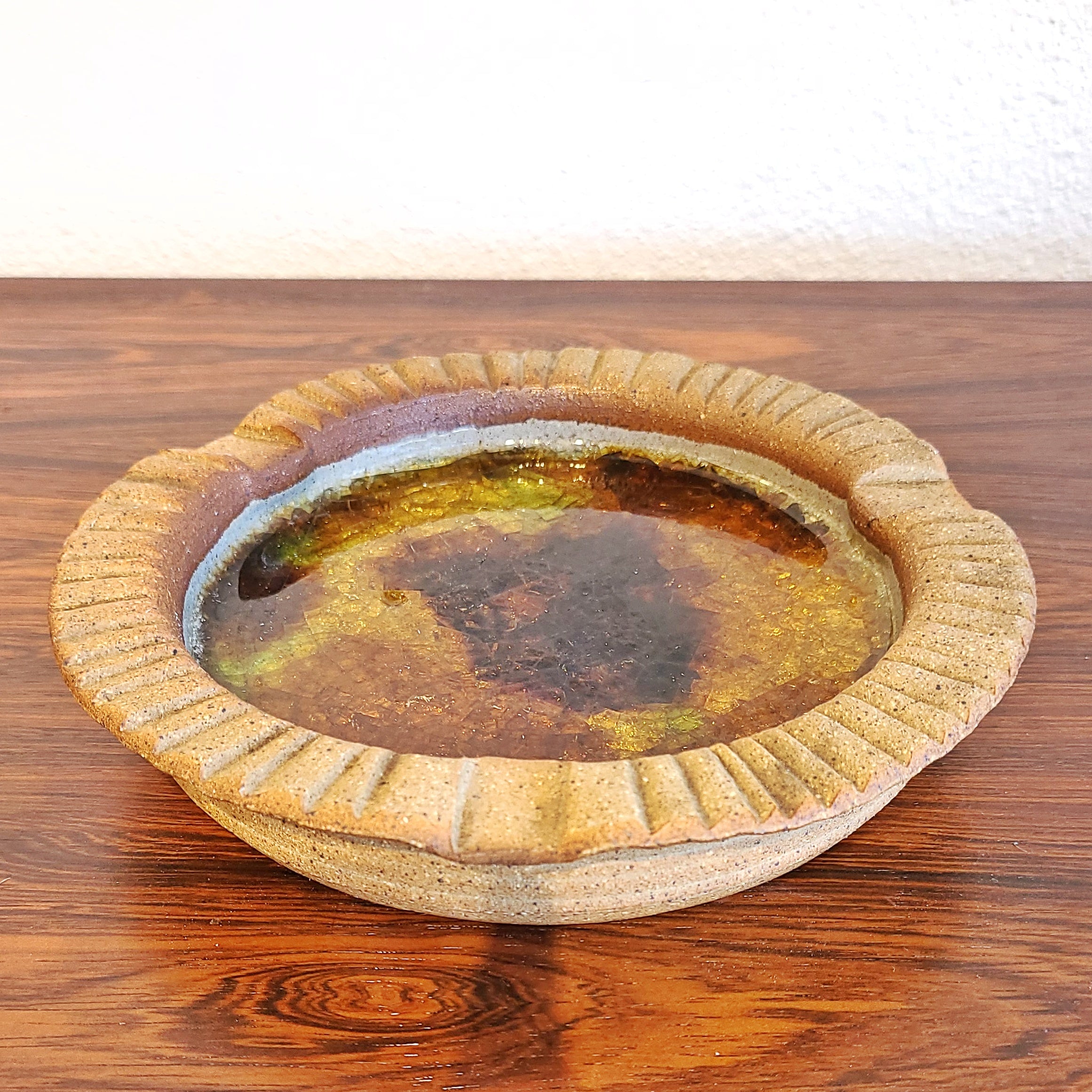 RICHARD PEELER STONEWARE ASHTRAY/BOWL WITH FUSED CRACKED GLASS