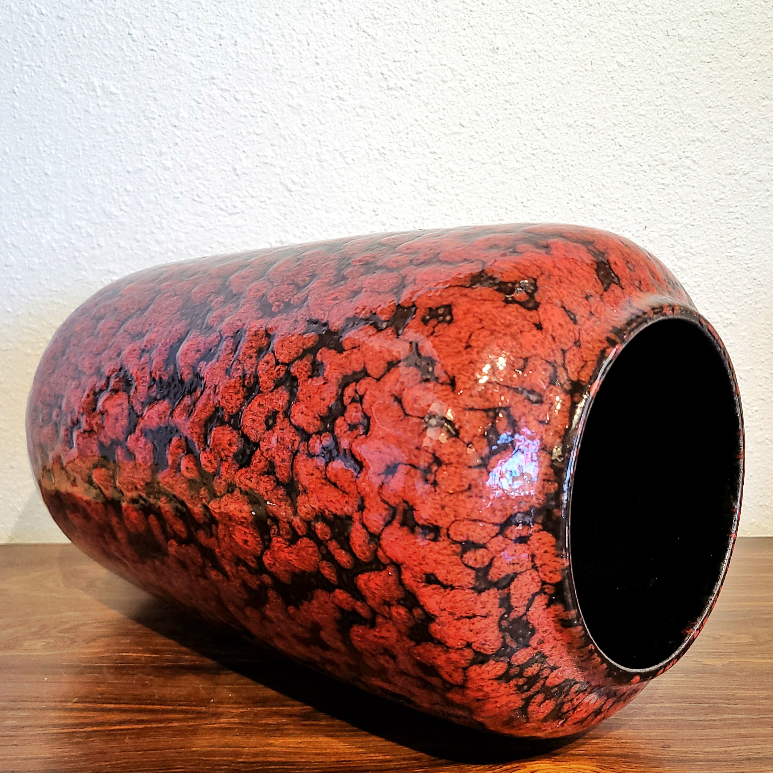 SCHEURICH RED AND BLACK ‘KASKADE’ FAT-LAVA FLOOR VASE Nr. 546/40