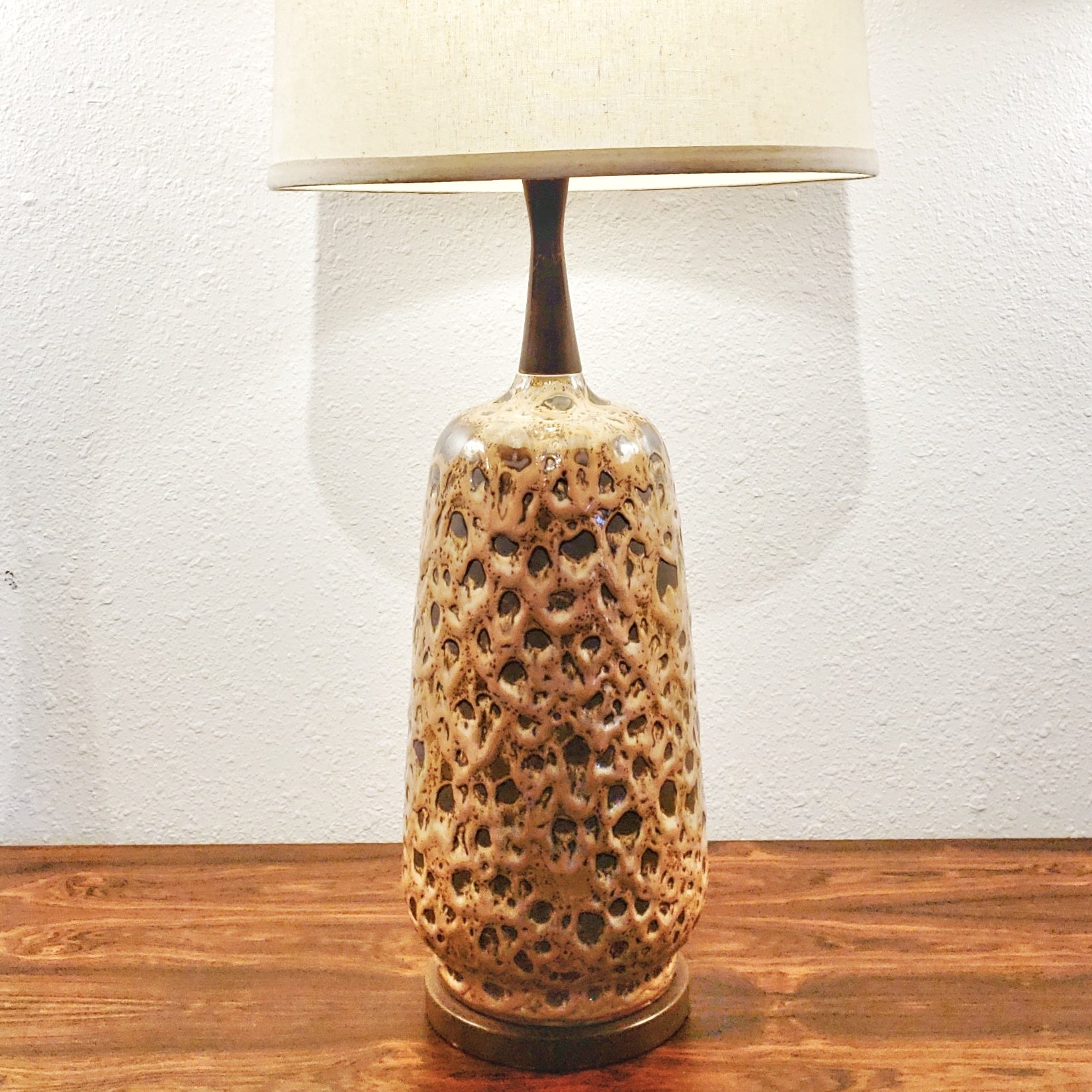 CERAMIC AND WALNUT FAT-LAVA TABLE LAMP